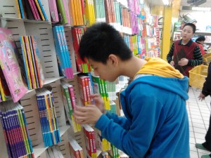 学员在书店选购图书